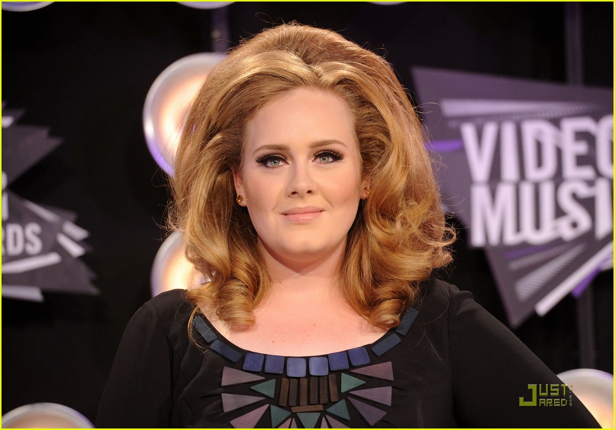adele-mtv-vmas-2011-red-carpet-07